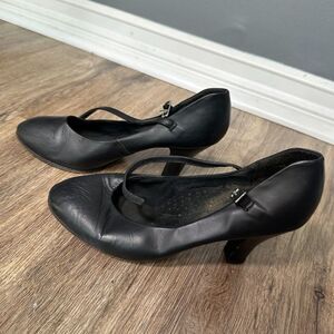 Capezio Character Shoes 2" Heel sz 7.5
